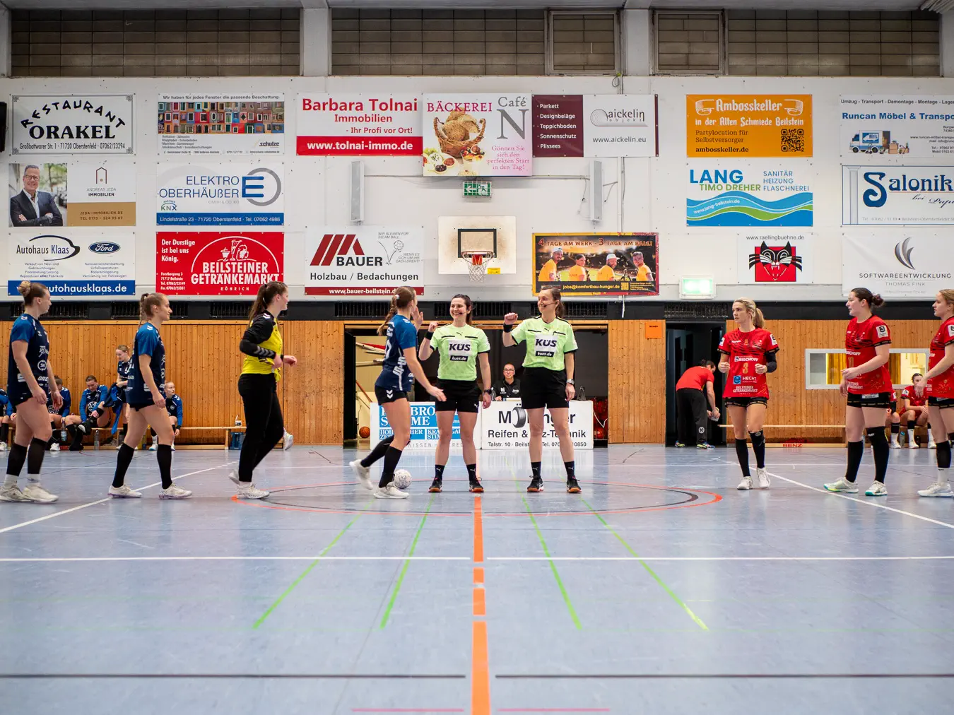 In der Bildmitte die beiden Schiedsrichterinnen, von links laufen die Spielerinnen der SG Kappelwindeck/Steinbach zur Begrüßung in die Mitte, rechts warten die Spielerinnen der SG Schozach-Bottwartal.