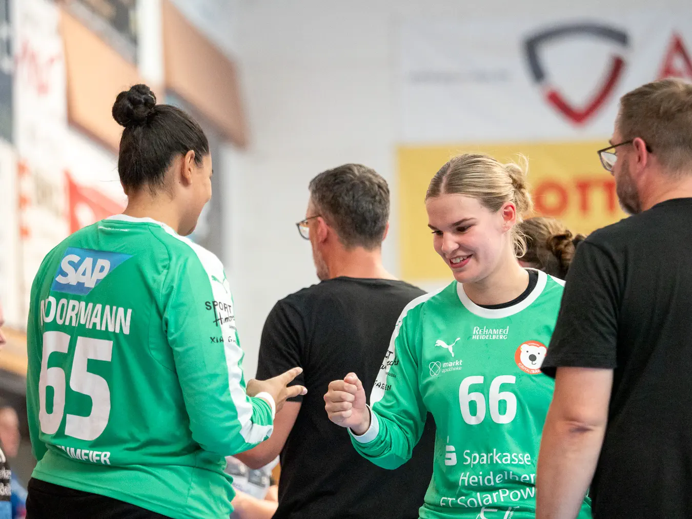 Zwei Frauen spielen Schere, Stein, Papier